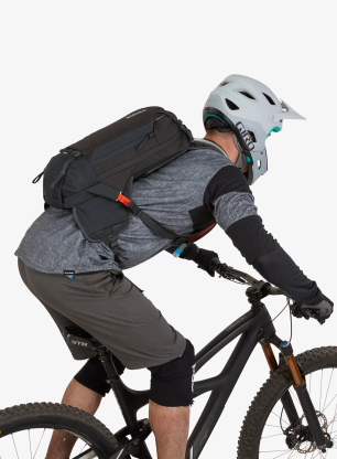 Batoh s hydrovakem Thule Rail Bike Hydration 12L Pro - obsidian
