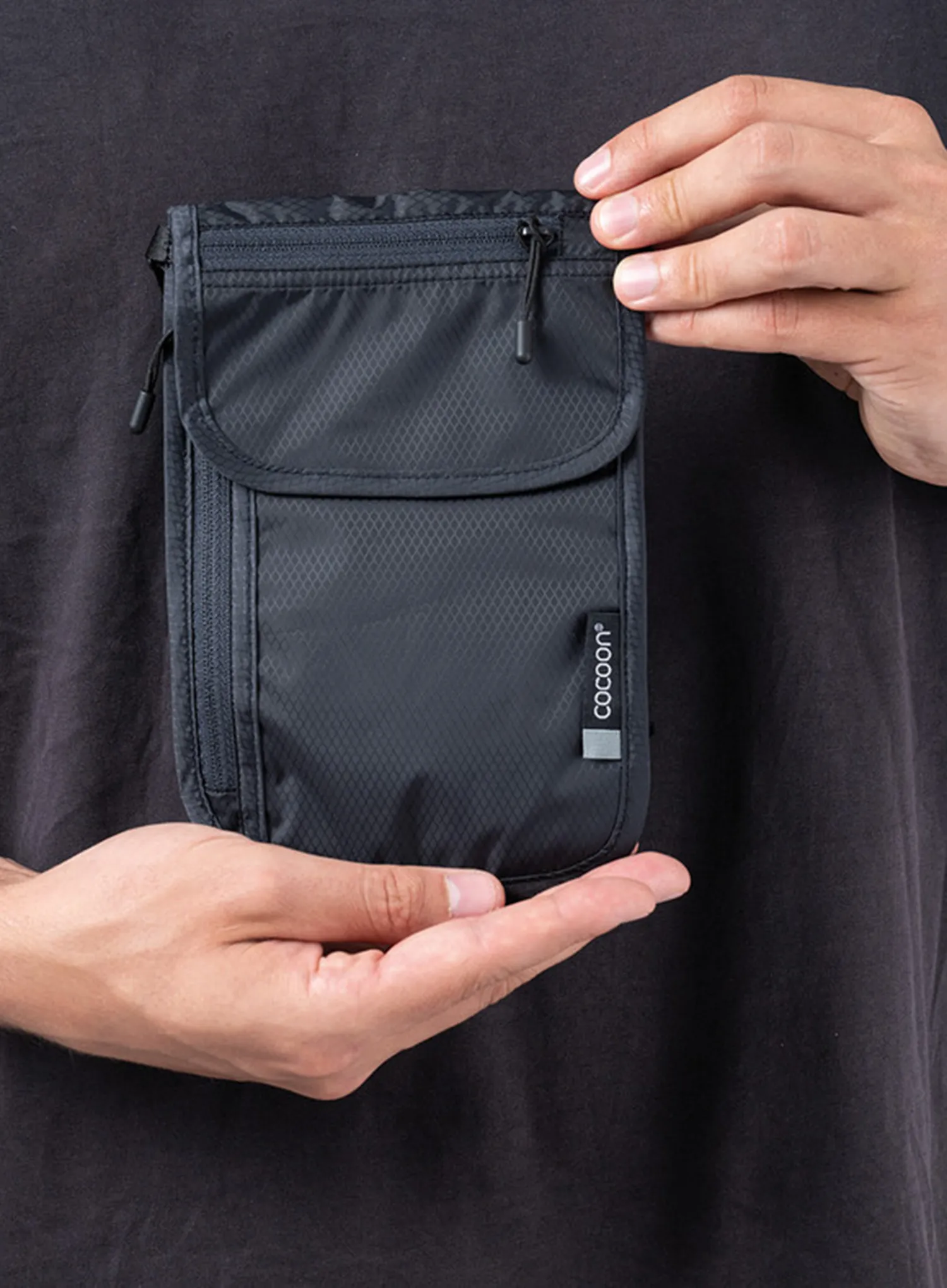 Kapsička na krk Cocoon Travel Neck Wallet - phantom black