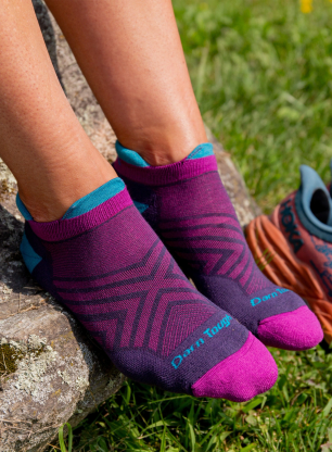 Běžecké ponožky dámské Darn Tough Run No Show Tab Ultra-Lightweight with Cushion - blackberry
