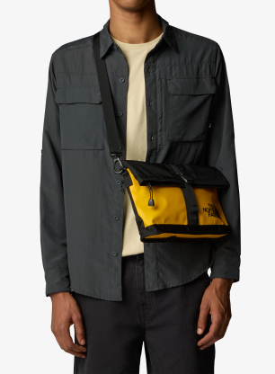 Brašna na rameno The North Face Base Camp Shoulder Bag - summit gold/tnf black