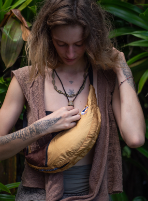 Taška Ticket To The Moon Upcycled Sling Bag - sand/chocolate